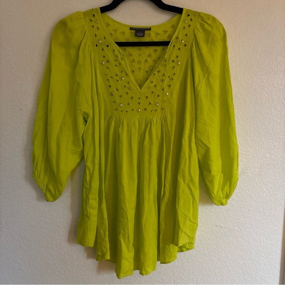 Chelsea & Theodore Women’s Small Top. V- Neck With Geometric Design And Cutout - Picture 2 of 7